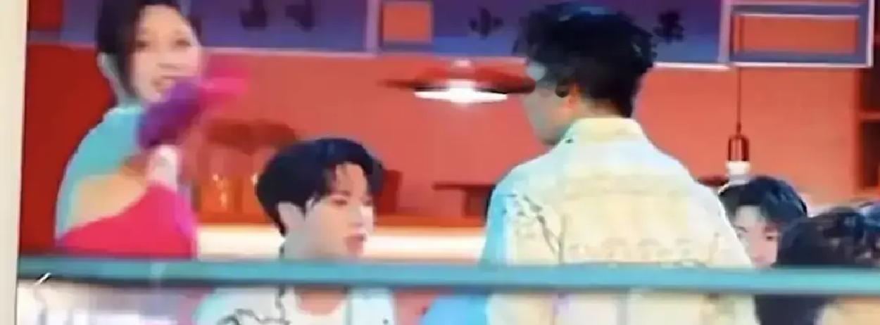 杨迪抬手那0.5秒，沈梦辰躲了两次镜头里，他抬手抛雪花纸，她下意识后撤护脸