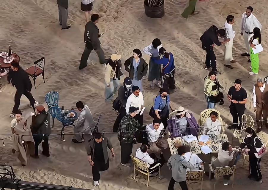 1月4日，杨紫《玉兰花开君再来》夜戏，虽然沙滩上人很多，还是一眼就认出了杨紫！