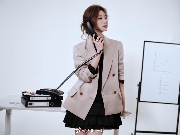 西装配黑框眼镜、回眸尽显高智姐感——毛晓彤。每日明星美图分享