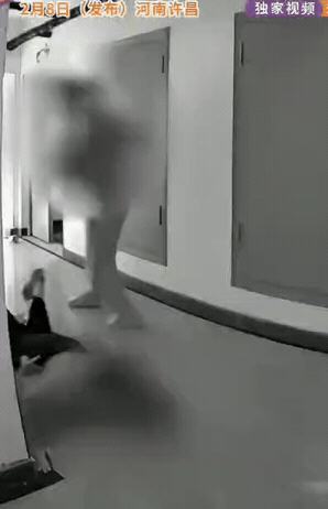 “枉为人父！”河南许昌，一男子带娃，他图省事，让6个月的女儿看电视，妻子怕影响孩