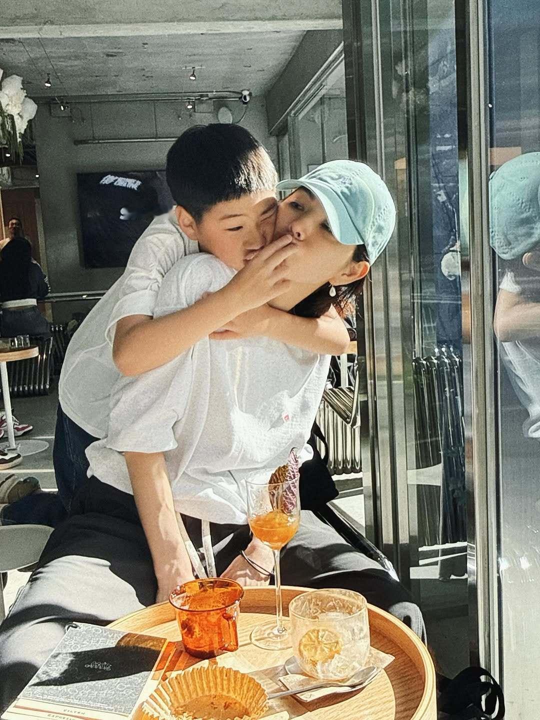 Ella陈嘉桦的家庭日，陪儿子劲宝和狗狗布丁