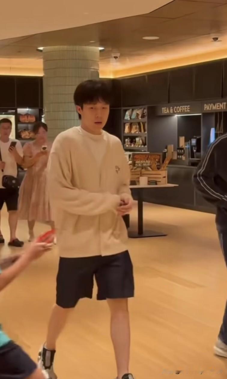 2.20日，王楚钦和小牛外出吃饭，婉拒了小朋友的签名。头哥换了发型之后，少年感