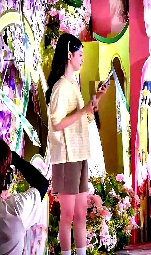 踩着洞洞鞋，头上顶着个大发卡，王楚然直接蹲在片场地上咧嘴大笑。谁能想到，这还是那个走到哪都绷着脸、被