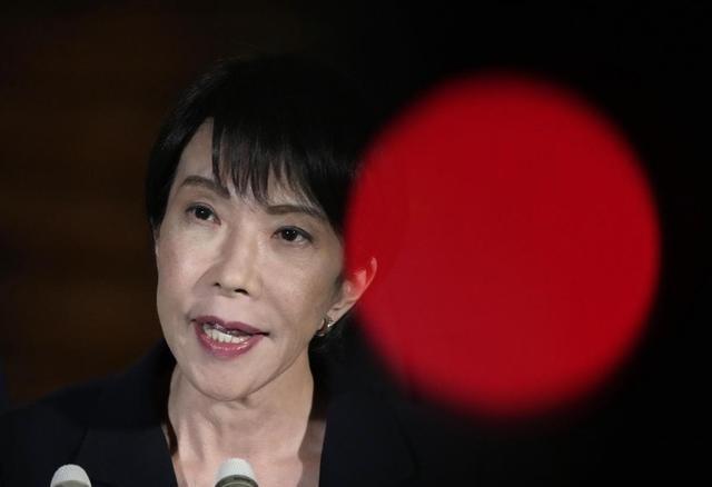 高市早苗竟然改口了！就在中方雷霆反制落下的同一天，这位一直叫嚣要给日本松绑核武器