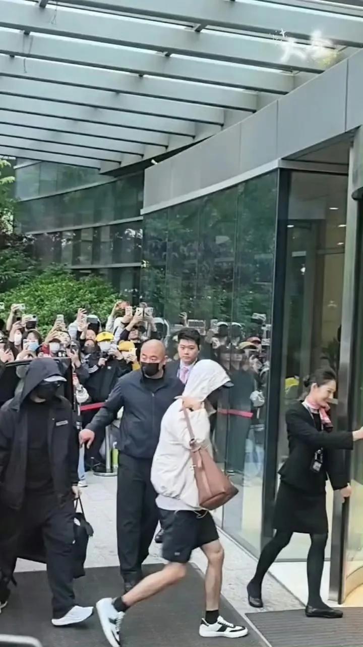 刚斩获大影节影帝的肖战实力势头正盛，如今再度奔赴澳门征战亚洲艺术电影节。他凭借《