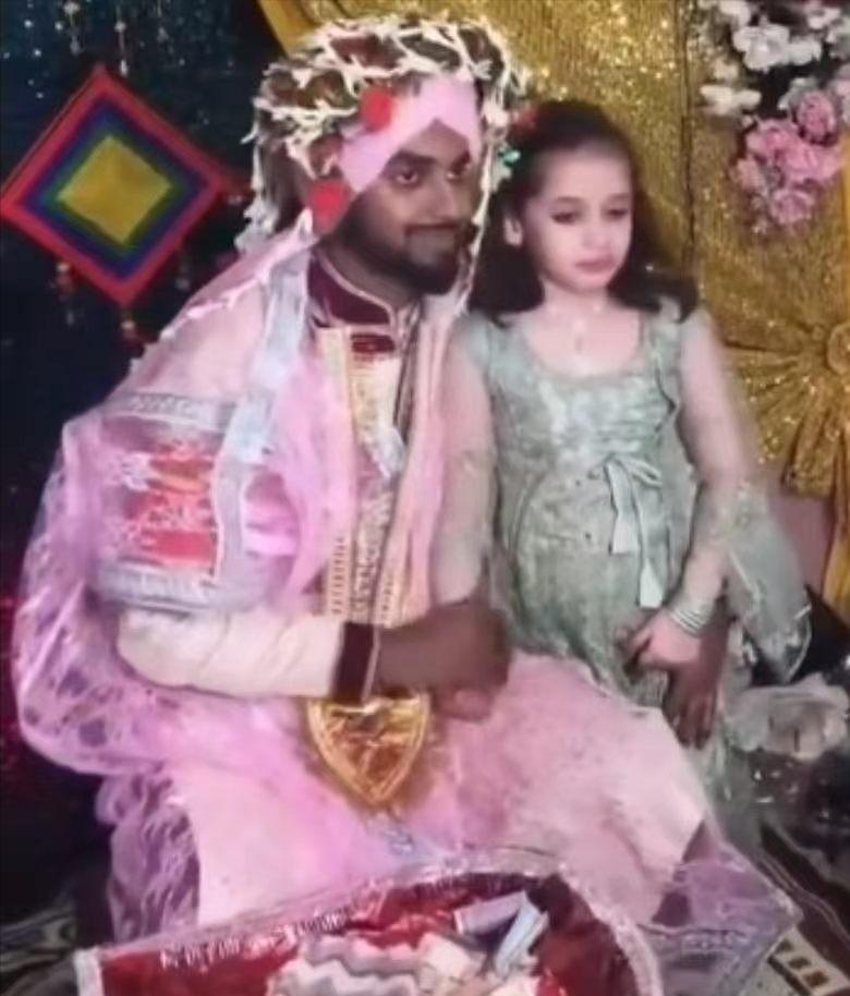 凌晨的拉贾斯坦邦村庄里，一场极其隐秘的婚礼正在匆忙进行，红色的纱丽下，盖着的不是