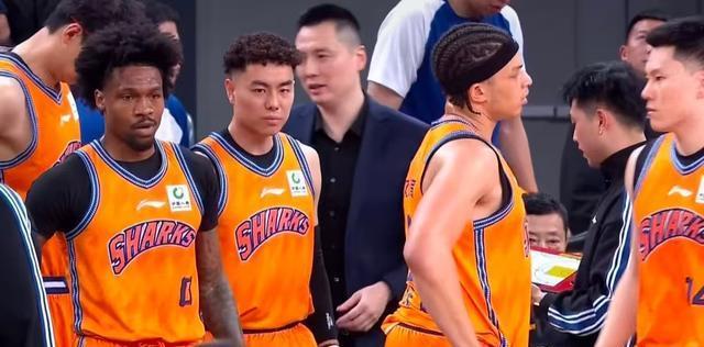 34胜4负上海久事男篮牢牢的拿到了CBA联赛常规赛第一，而且上海久事男篮下半赛程