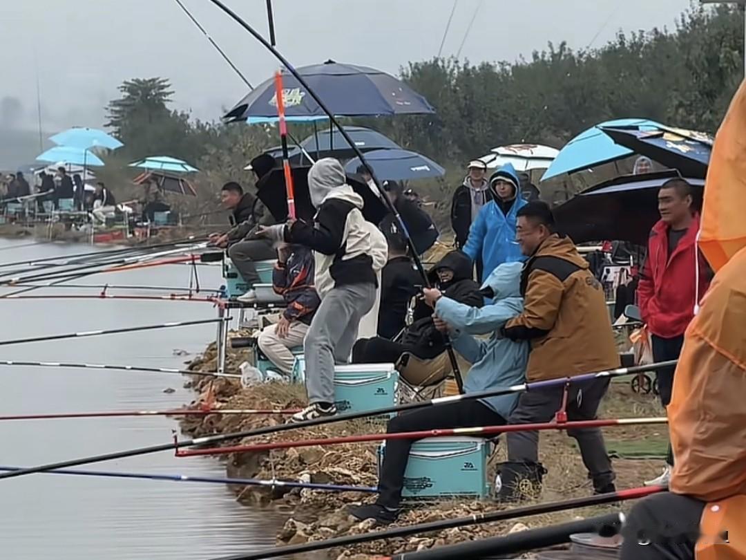 休闲钓鱼，长节竿和短节竿，哪个好长节竿通常指收缩长度大于100CM的鱼竿，短节