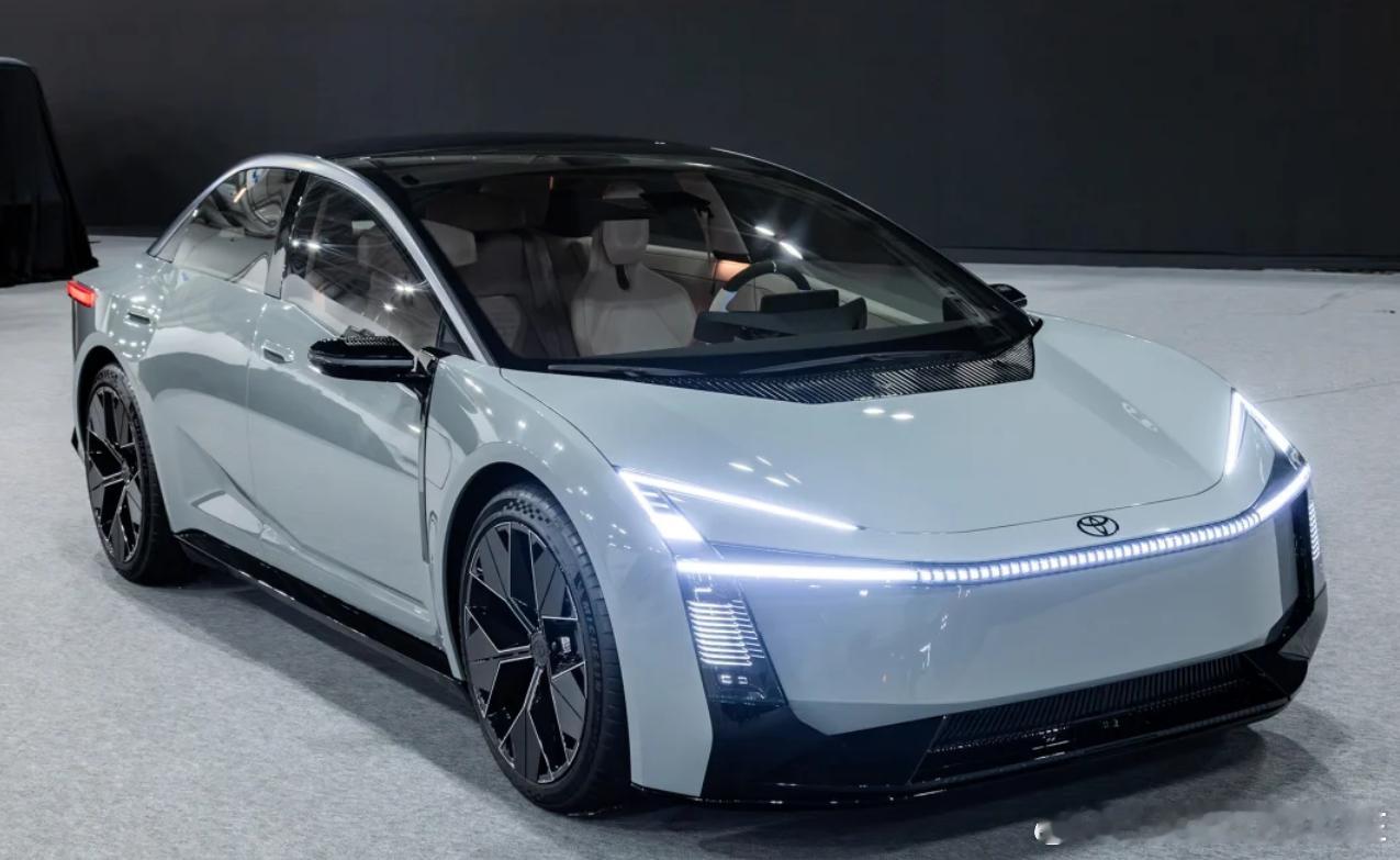 来自2025日本移动出行展亮相的卡罗拉概念车，锤头鲨式的前脸视觉效果很不错，这款