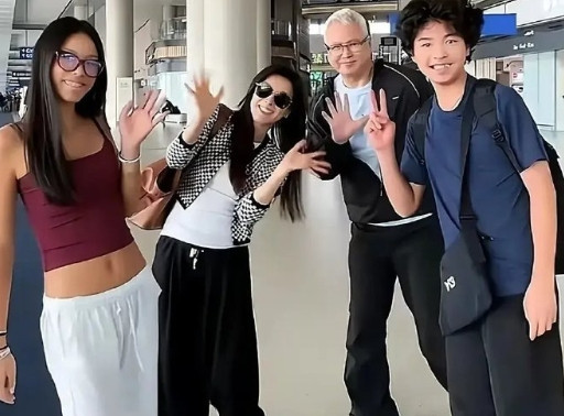 张庭一家参观伯克利大学，13岁儿子身高超170，高大帅气，就女儿肤色有点暗？