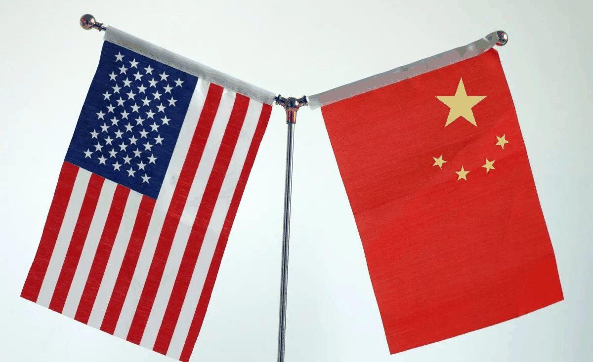 万亿顺差去哪了？ 先讲清楚一件事：2025年，中国贸易顺差首次突破万亿美元，