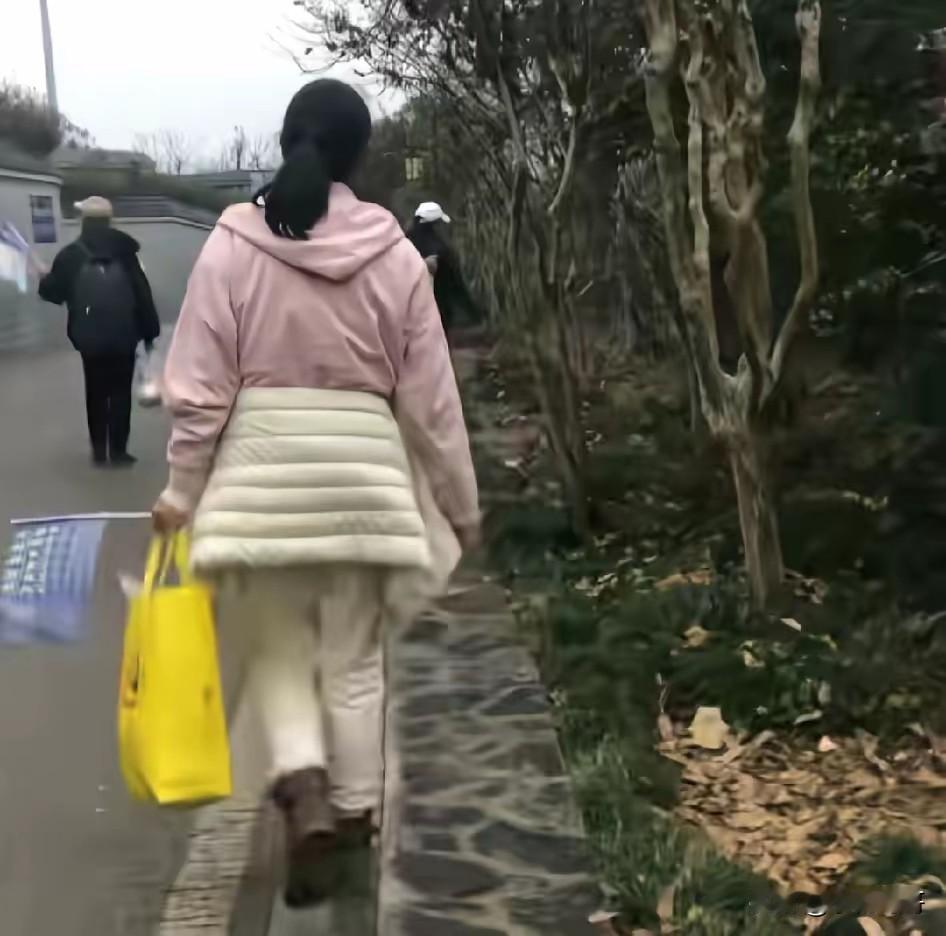 现在全网最糟心的男人就是岳麓山上那几位公司员工了吧！不是因为抛撒东西被人拍下