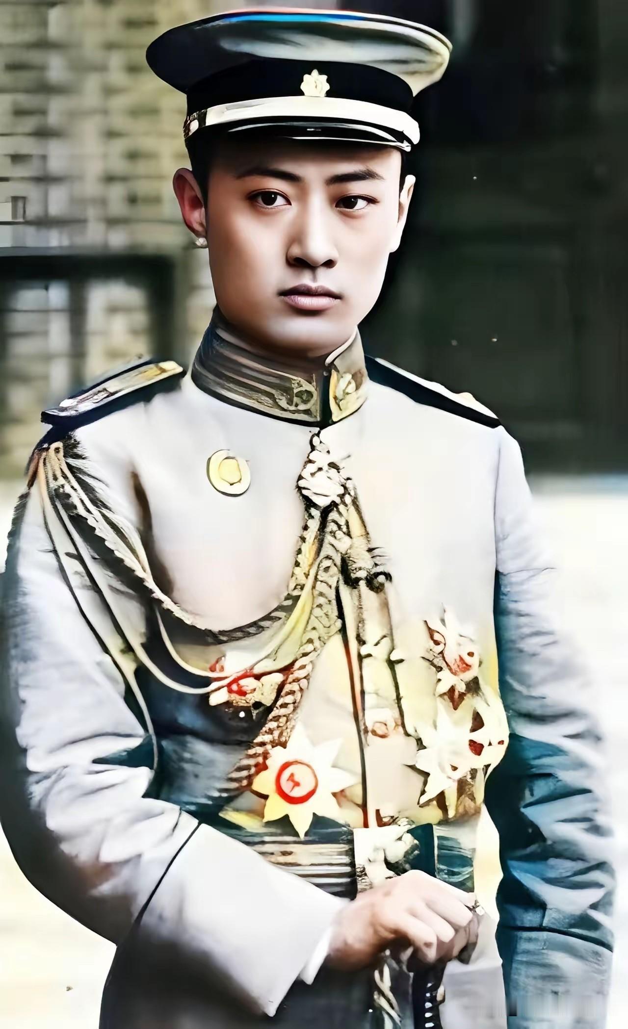 他除了出身高贵，长了一副绝世美颜，其他的一无是处。他是清宗室里顶尖俊秀之人，身形