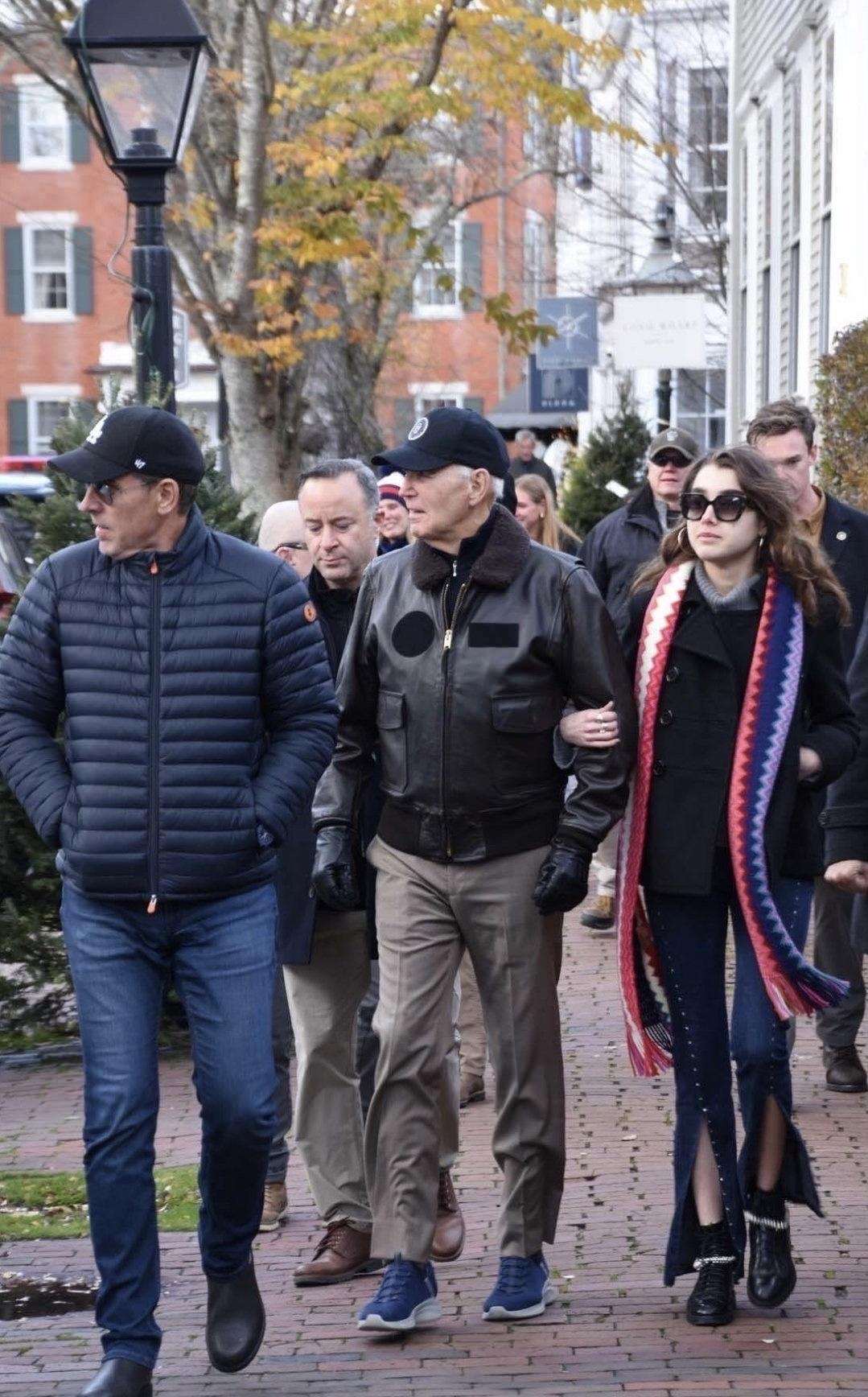 美国前总统Biden感恩节期间与家人在Nantucket度假并和路人亲切合影，确