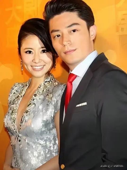 林心如有一天对霍建华说：“你的手机都用了五六年了，手机壳都坏了，换个新手机吧！”