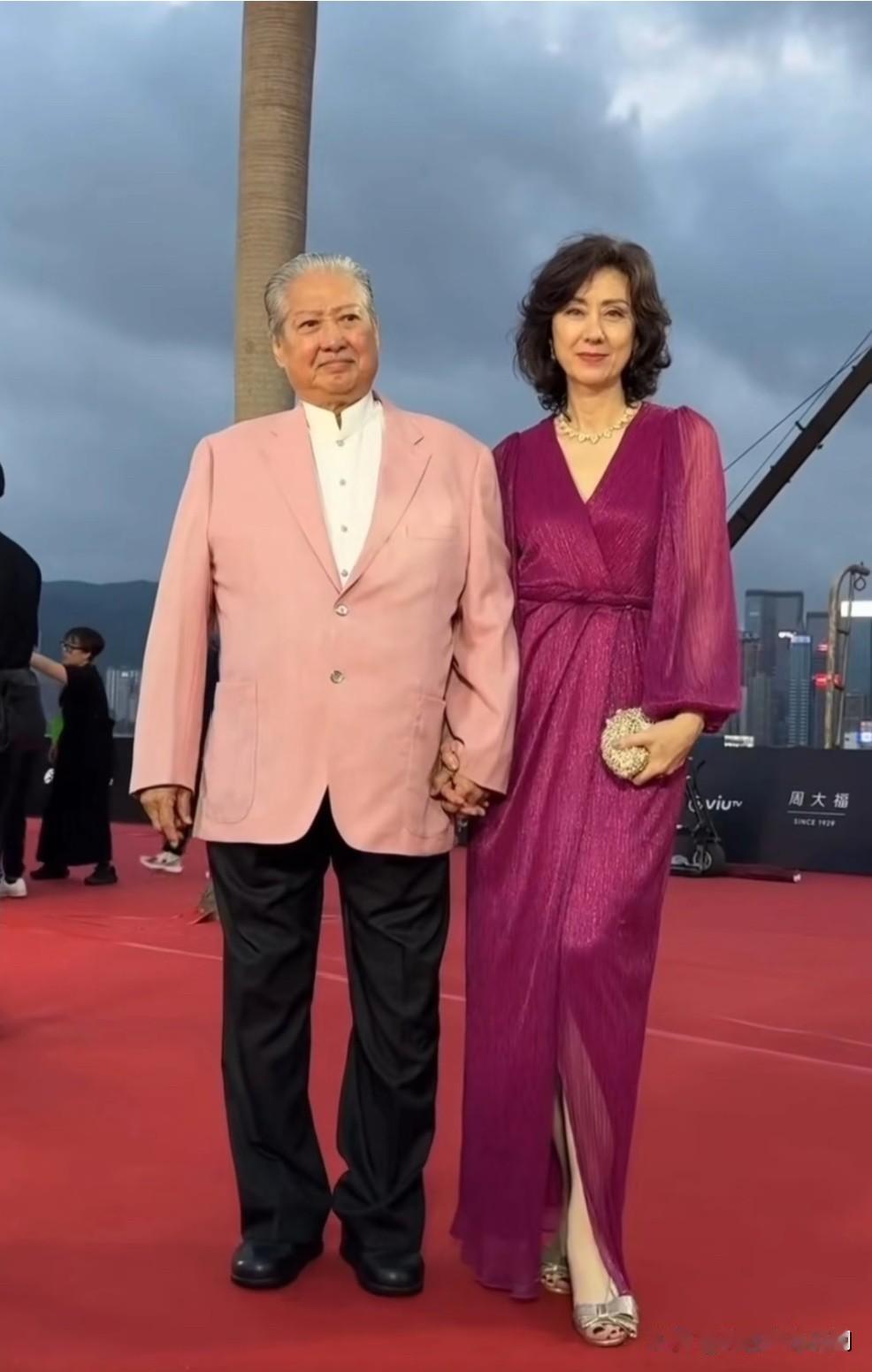 这是第42届香港电影金像奖红毯，洪金宝携妻子高丽虹出席领取终身成就奖。洪金宝是