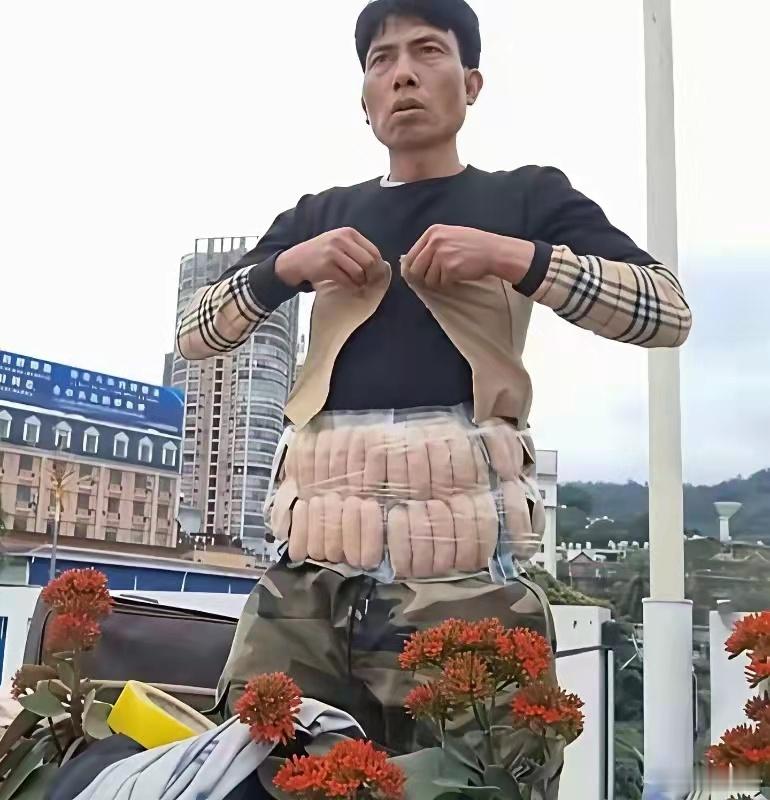 笑不活了，越南小贩走私中国产的香肠，网友：这一点也藏不住啊！​​​