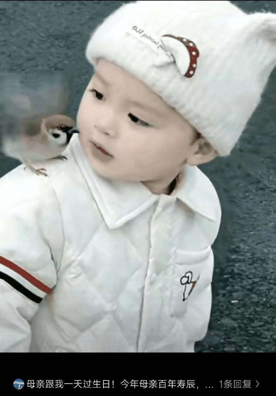 小女孩出生的时候，妈妈因为羊水栓塞去世，所以她从来没有见过妈妈。爸爸带她在广场玩