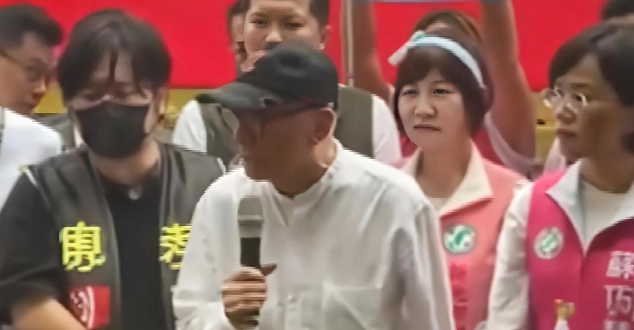 暴露了！岛内绿营“独派”老头子曹兴诚近日在媒体面前谈到台风给台南带来的灾情时一句