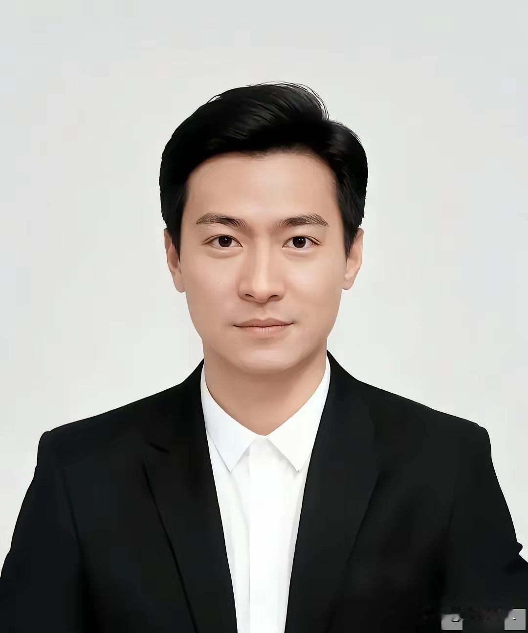 我都恍惚了这是黎明还是刘德华啊？这怎么一眨眼像一个人在一眨眼又像另外一个人