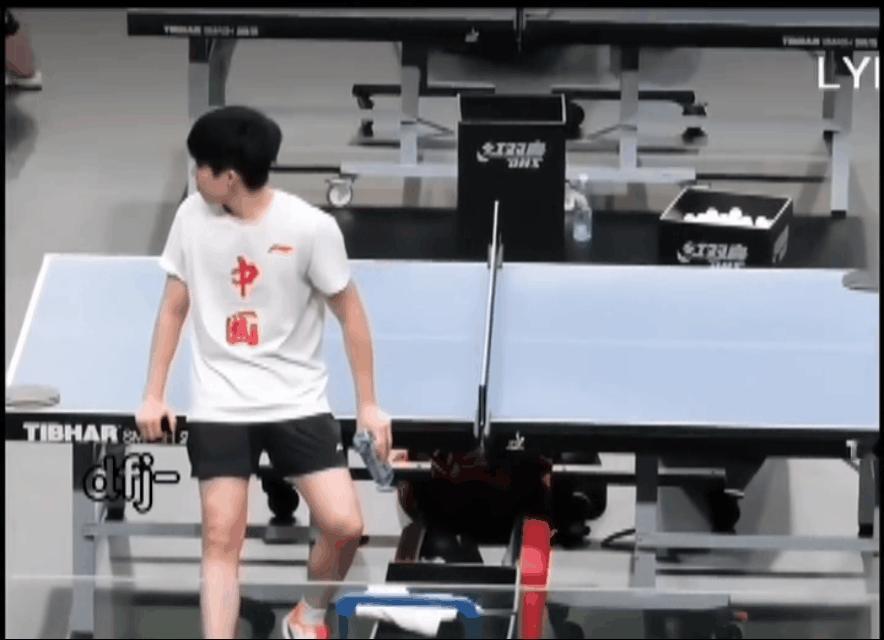 我们头头想练个混双容易吗？坐在球桌旁等了半天，小莎还在那里热身呢，还不过来，