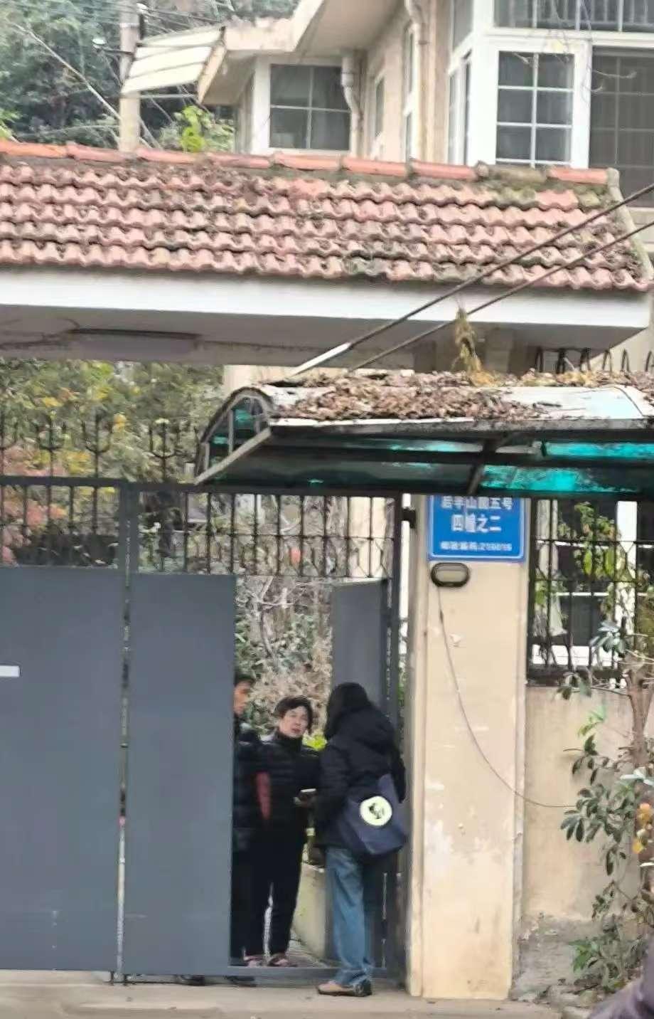 不在家，网友去徐湖平的别墅看过了，只有保姆和一个年轻小伙子在家。围观的人说夫