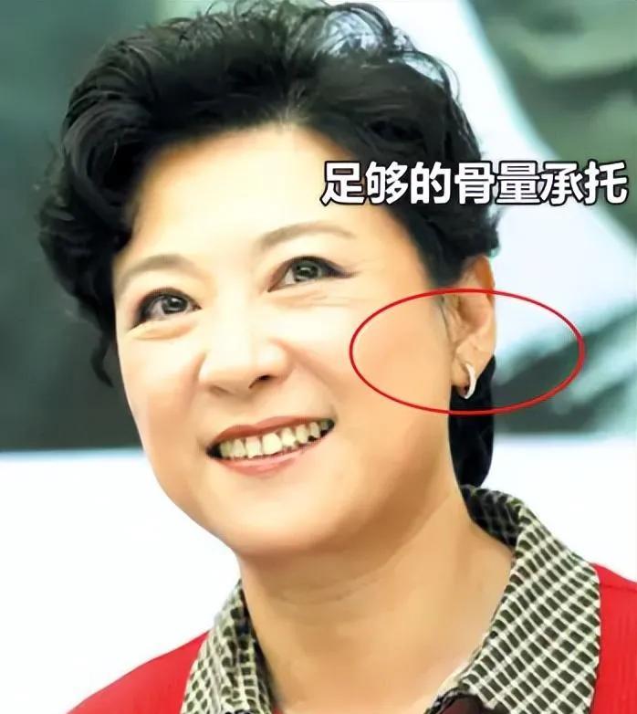 74岁王馥荔与吴玉芳同框，展现出中年女性的优雅贵气，强调了得体穿衣、端庄体态和细