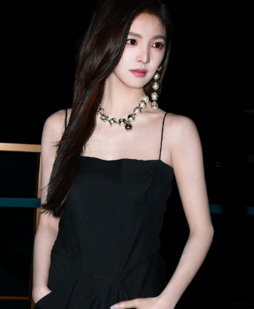 什么叫“水煮蛋皮肤”和“生图杀手”？章若楠这张对脸镜头就是标准答案！纪梵希这波代