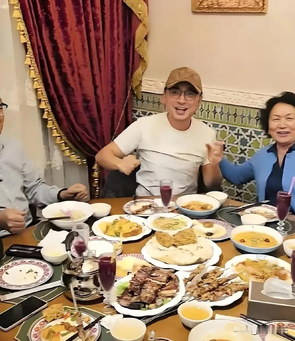 尼格买提的"全肉宴"：一场春节家宴背后的文化密码2026年春节，尼格买提在社