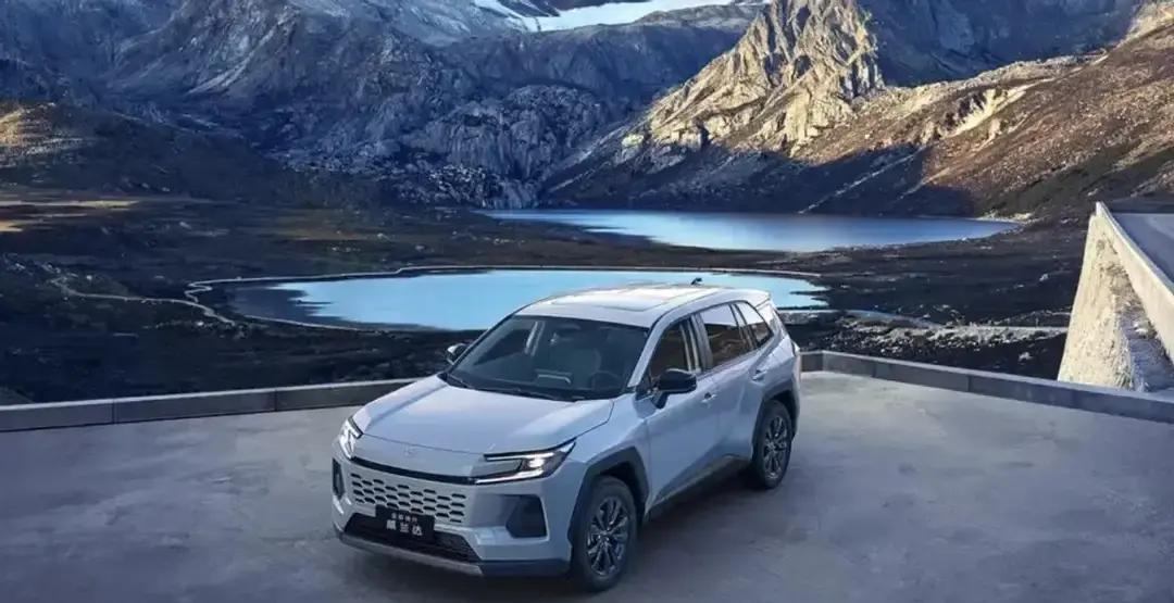 丰田车别乱买，这5款才是真正开不坏的家用代步车！1、凯美瑞，B级车的销量扛把子