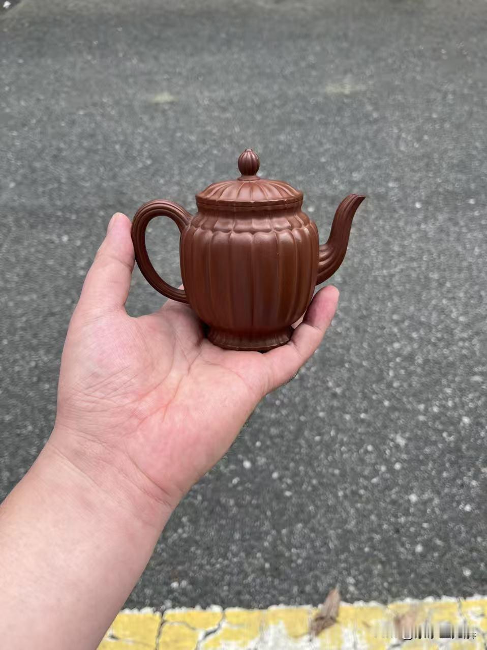 虽然只是半手工制作的筋纹宫灯，真心的漂亮放在手上舒适，把玩神器筋纹宫灯壶，难