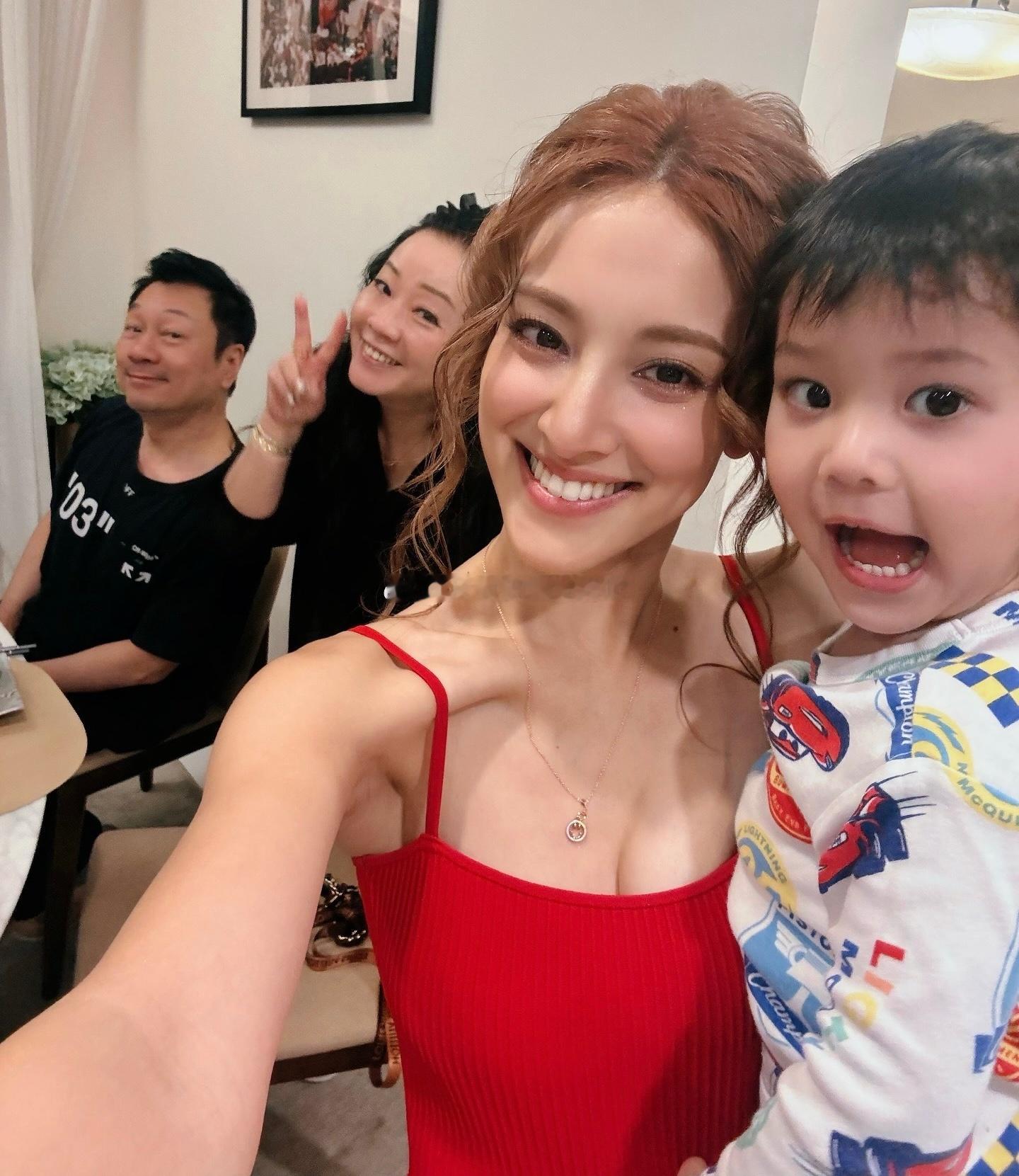 黎耀祥夫妇和郑嘉颖一家聚会