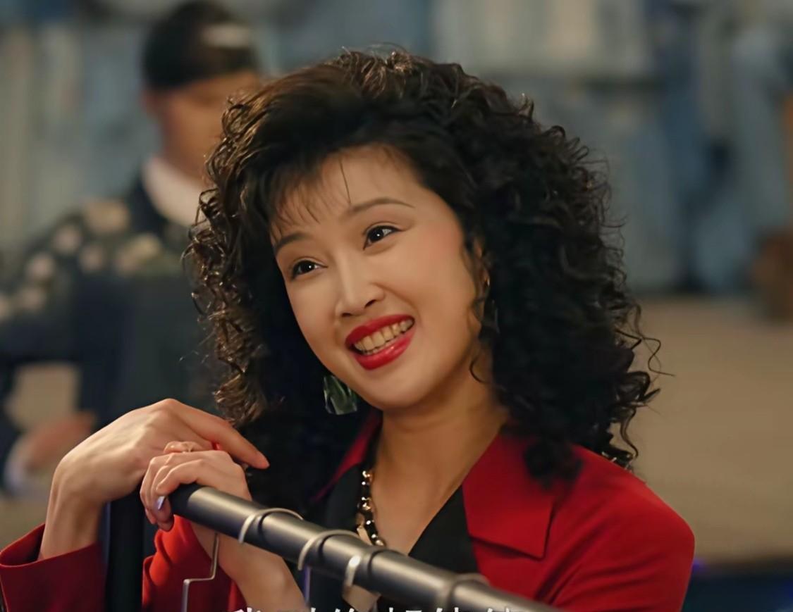 “国产剧里那个永远在牺牲的女人，终于死了。”这句刷爆网络的台词，彻底点燃了评论