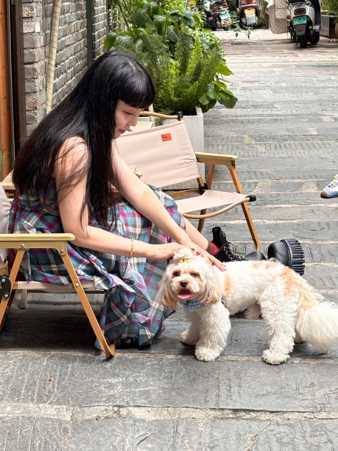 长沙偶遇吴莫愁吴莫愁吴莫愁现身长沙街头，休闲装束随性自然，淡妆加持依旧状态能打，