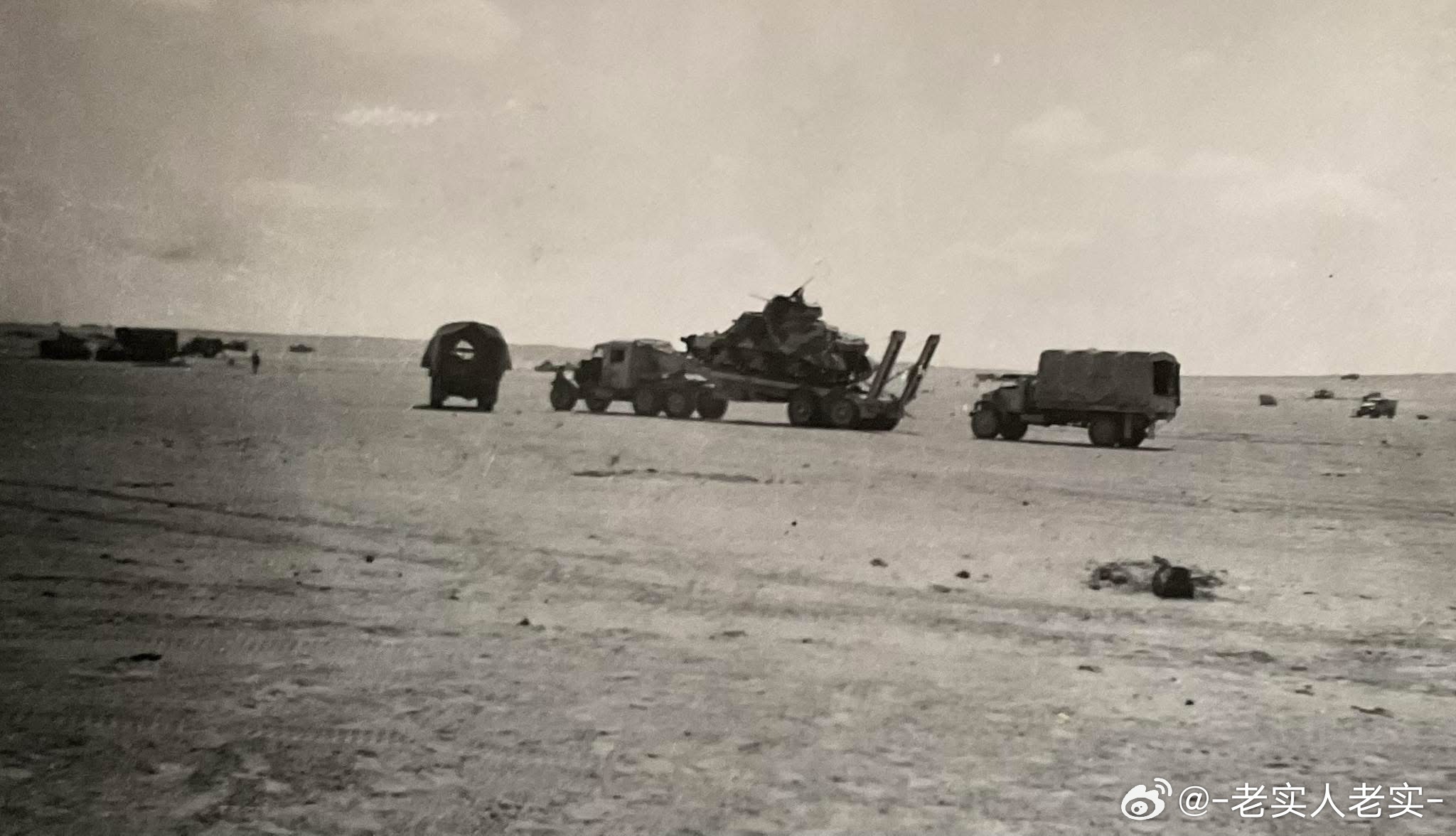 装在M19拖车上一路西进的英军格兰特，摄于1943年初的北非战场。由于隆美尔跑的