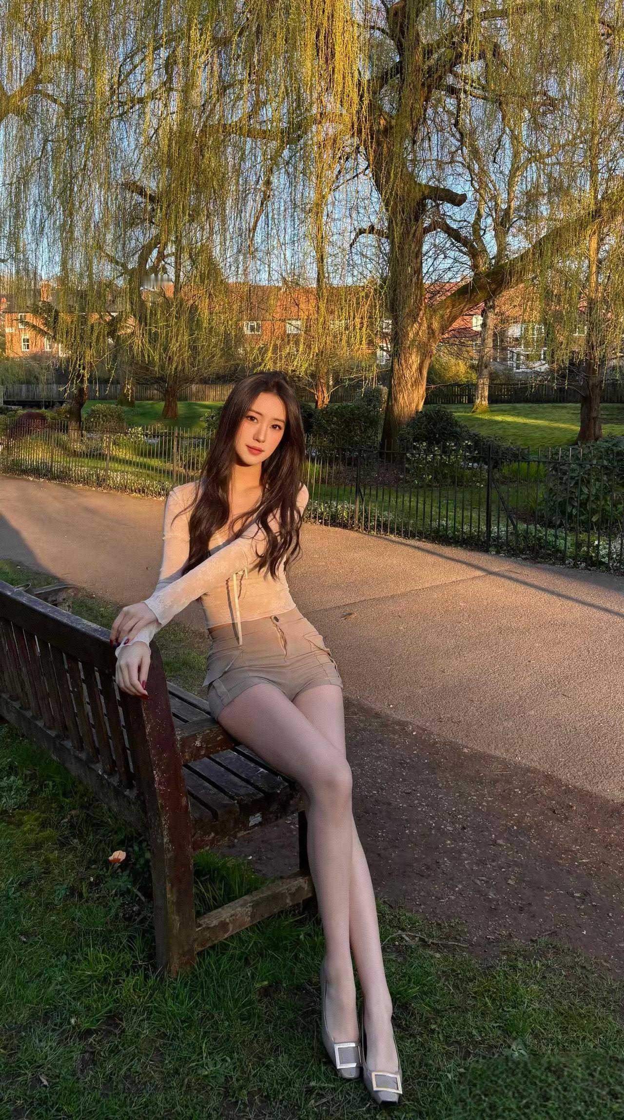 沐浴晚霞，霞光满身照。