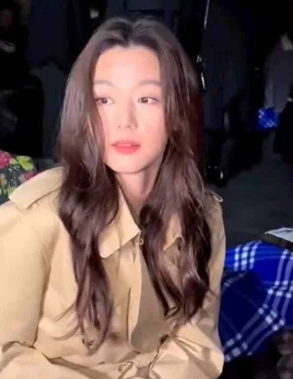 全智贤看秀造型娴熟知性，经典风衣配波浪卷发超美