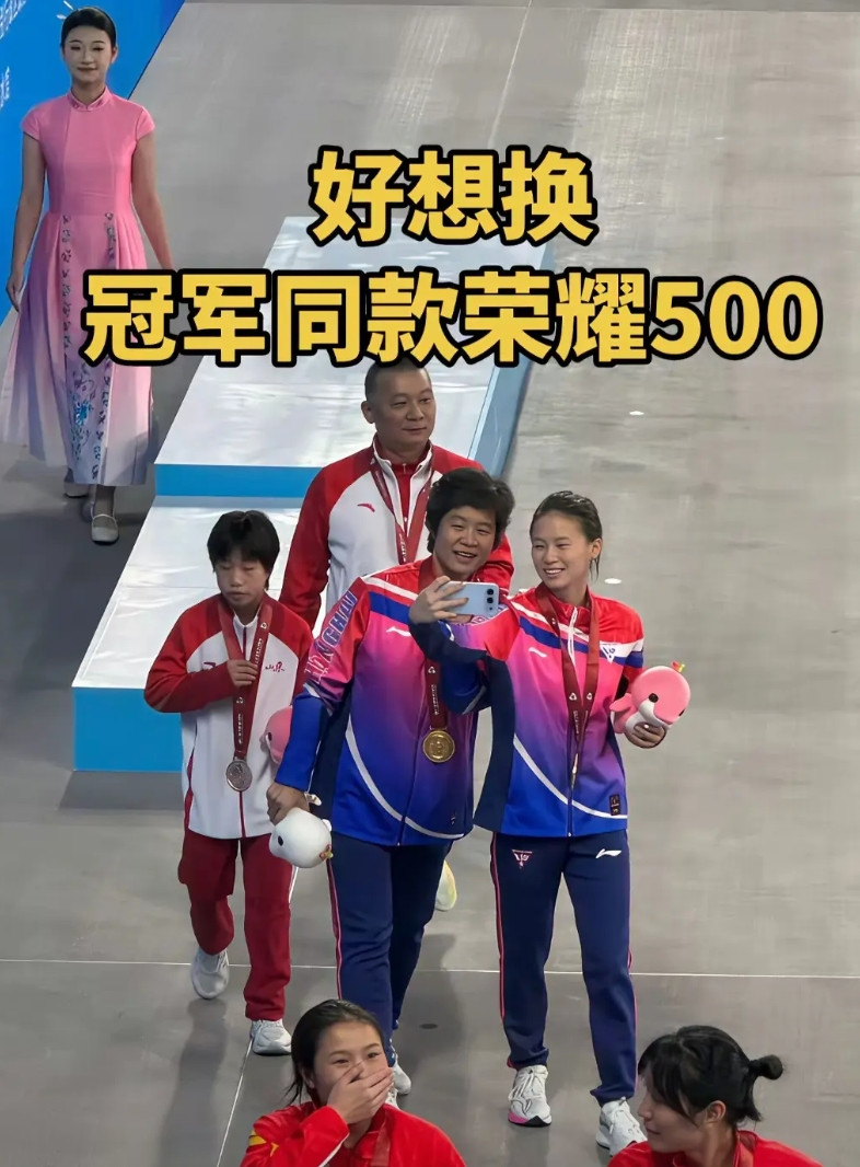 哇哇……荣耀500冠军同款都拿到实体机，外观轻薄横摄像头三个太美了，电池达到八九