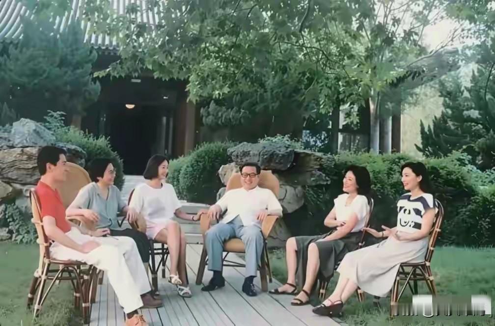 90年代，乔同志与夫人及子女在家中院子闲谈畅聊。左起依次是：大儿子蒋小明、夫人