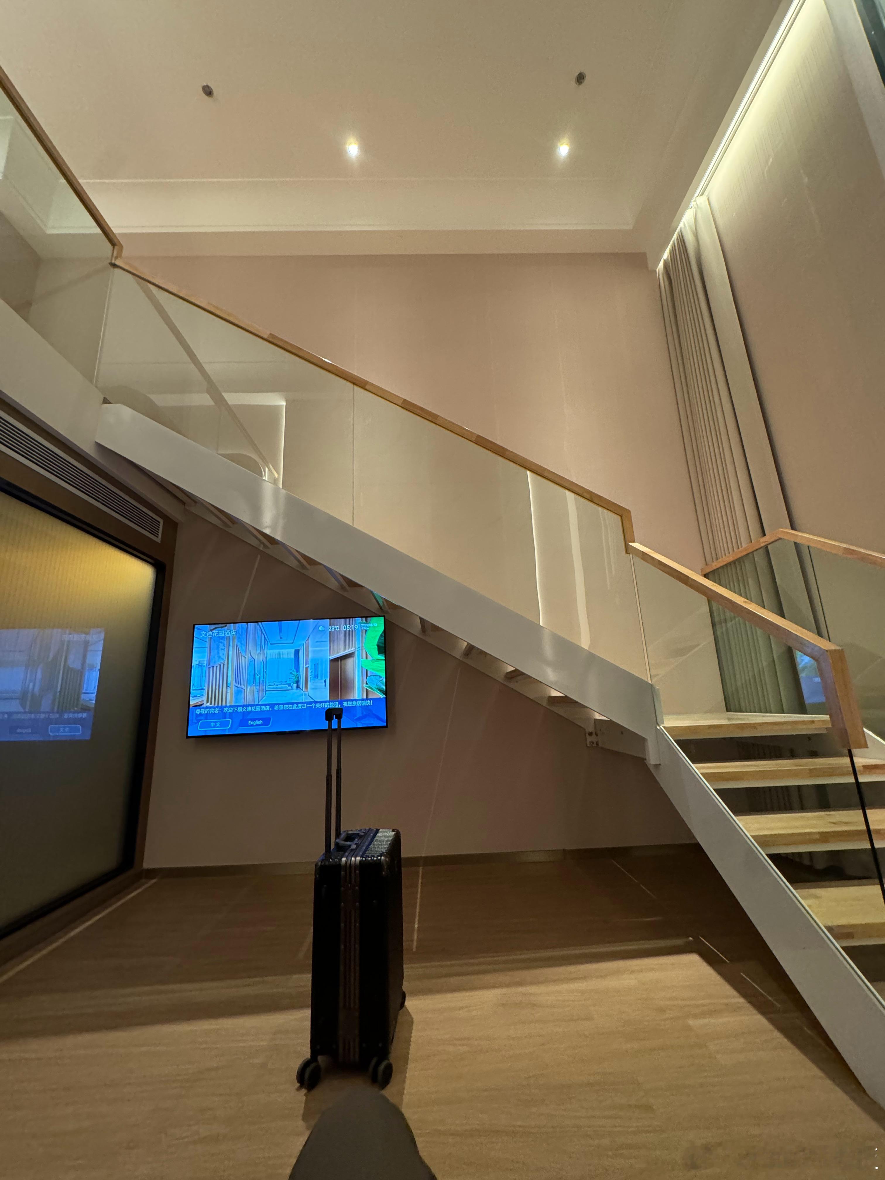 到酒店了睡两个小时一会去机场[笑着哭]飞机北京✈️​​​