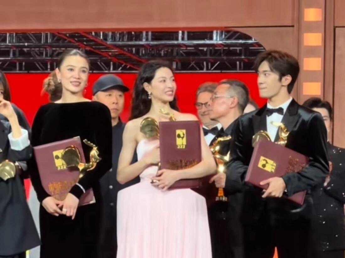 钟楚曦金鸡奖合照C位，旁边易烊千玺都替她尴尬了