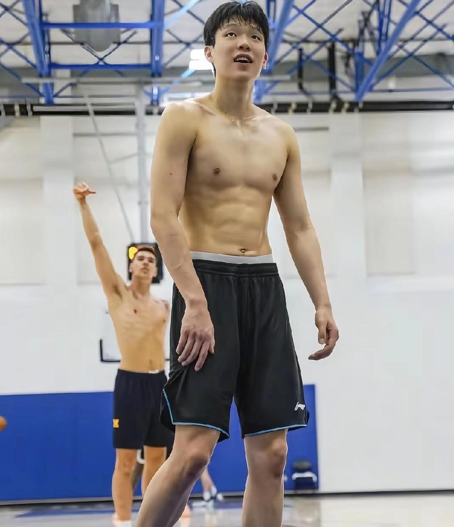 彻底看清杨瀚森了,赶快去发展联盟吧,做个苦行僧,让女朋友走得远远的,玩命训练吧,