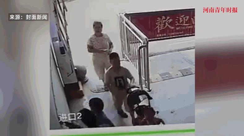 “人怎么能这么缺德！”7月13日，湖南衡阳，一女子抱着孩子出小区时，突然被一个宝