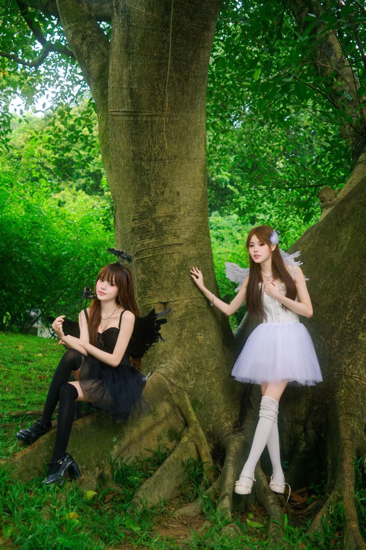 梦幻森林中的小仙女，黑翼与白翼的对比，谁才是真正的天使？🌳👼🏻👼🏻女大