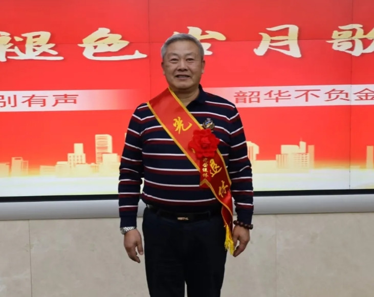 上个月我退休，刚好赶上新任领导。上岗，他是外省空降过来的一个年轻领导，我原以为他