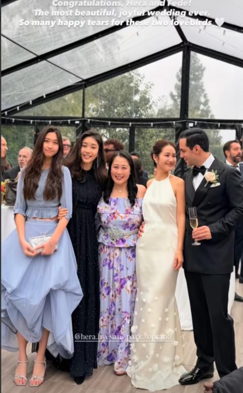 “汉南洞夫人”金熙英与崔泰源的女儿崔西亚，尽管没有完全遗传妈妈的高颜值长相，爸爸
