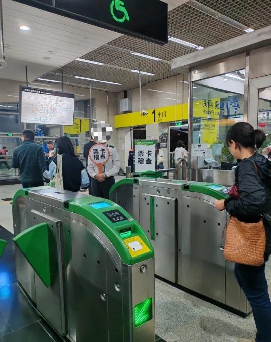 重庆轻轨票卡稽查的处理方案来了这两天每个站点出口都有两个举牌子的工作人员,一单