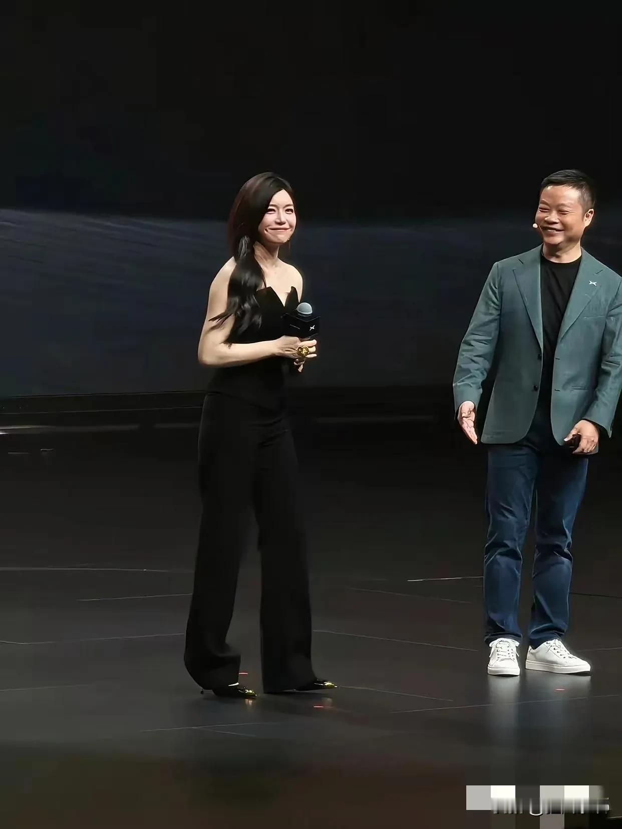 陈妍希，离婚了还这么潇洒！就连小鹏汽车的老总，看到陈妍希这样的美女，那也是控