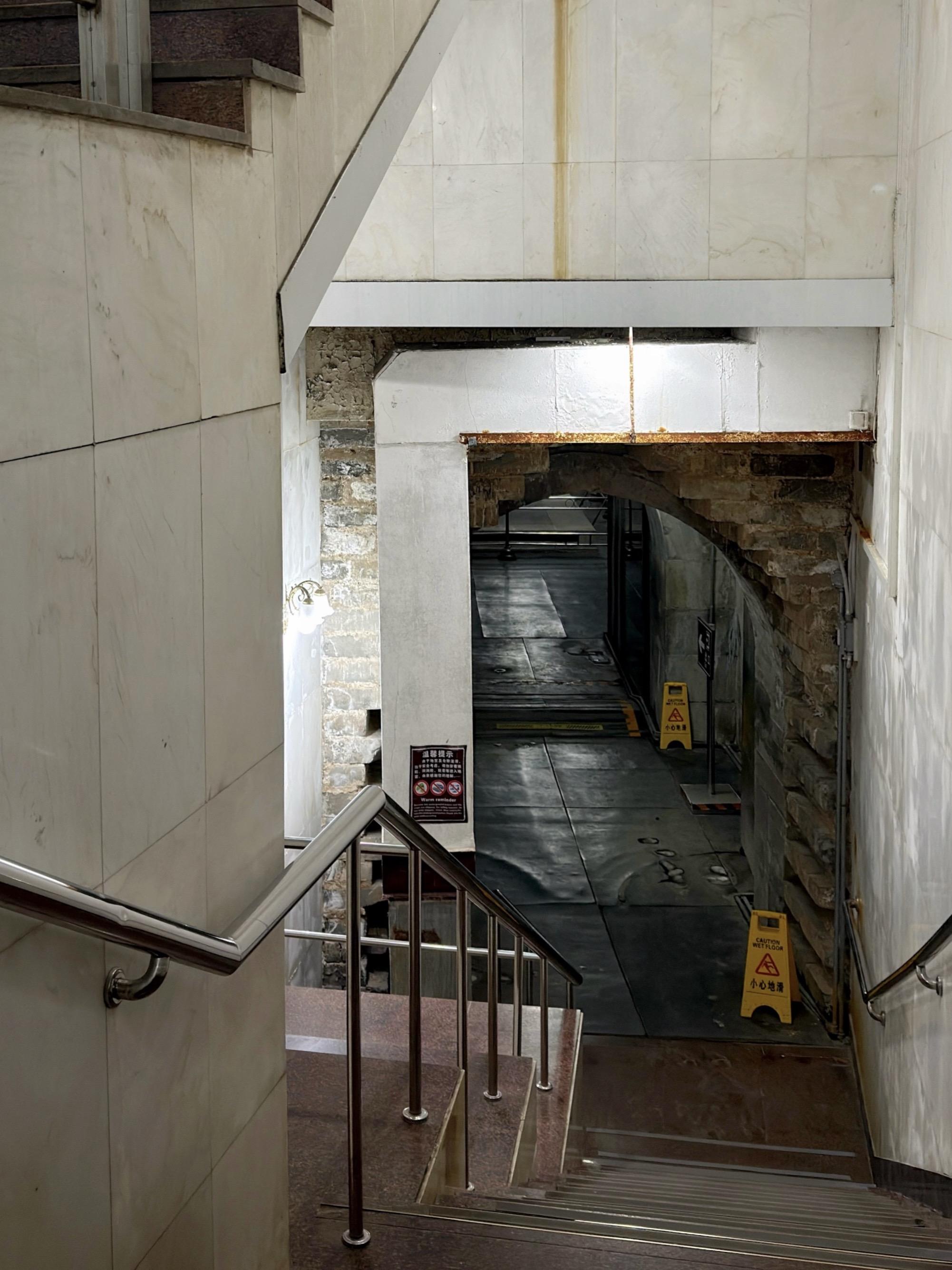 深27米！明代帝陵唯一可以下墓的定陵地宫。 定陵位于北京昌平大峪山东麓...