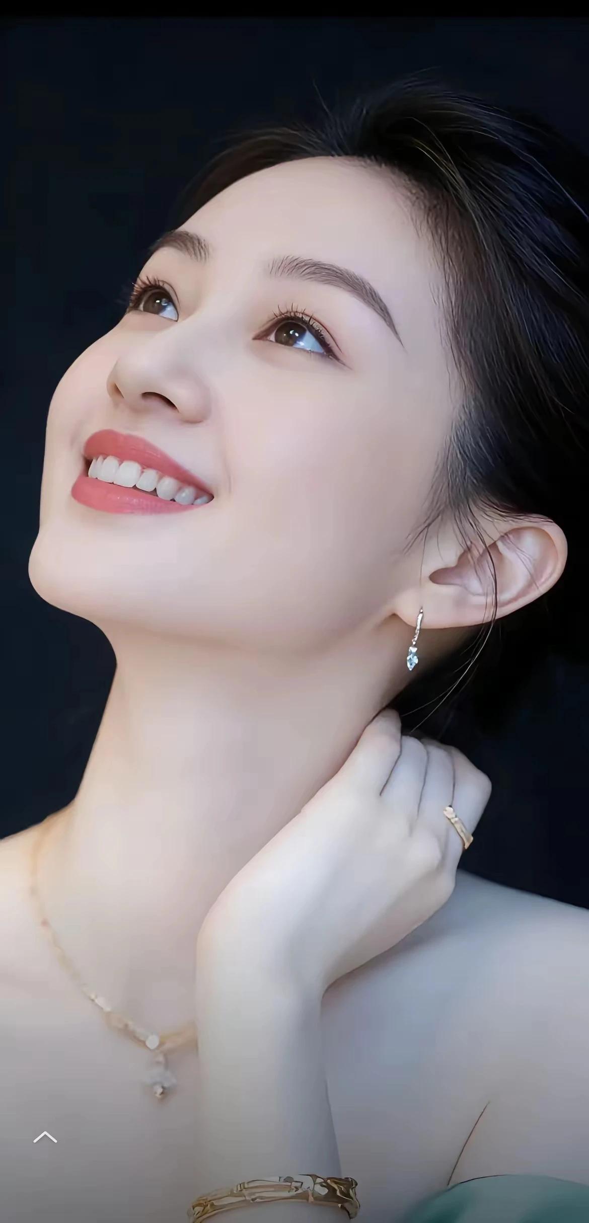 空山生晓雾，流水带花香。心静无闲事，慢观岁沧桑。